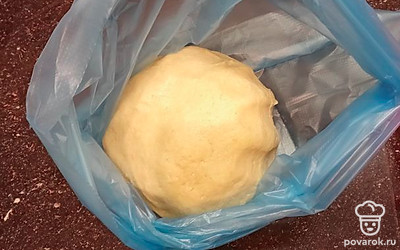 Из готового теста сформируйте шар, переложите в пакет и на 40 минут уберите в холодильник.