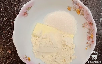 Для штрейзельной крошки в небольшую ёмкость положите 10 г сливочного масла, 1 столовую ложку сахара, 20 г муки.