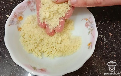 Сухими руками перетрите все ингредиенты в крошку.