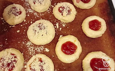 Посыпьте штрейзельной крошкой каждую плюшку.