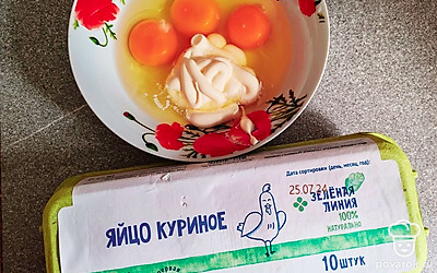Яйцо куриное, майонез и соль хорошо перемешайте до однородной массы.
