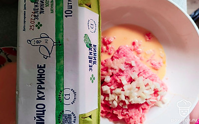 Свиной фарш смешайте с измельченным луком. Добавьте 80 грамм яично-майонезной смеси. Посолите. Перемешайте фарш. 
