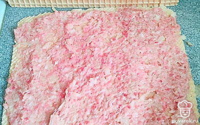 На несладких вафлях равномерно распределите фарш, не очень толсто, примерно по 3-5 миллиметров. Накройте вторым листом.