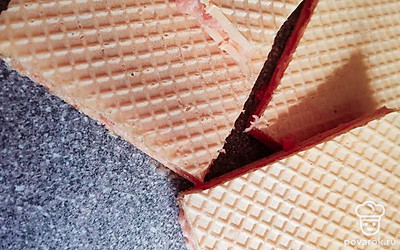 Нарежьте, получившийся сэндвич на желаемые кусочки. 