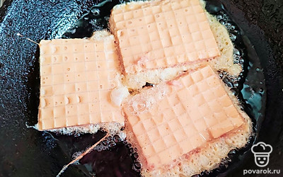 Каждый ландорик окунайте в яично-майонезную смесь. Жарьте на растительном масле до красивого румяного цвета, на среднем огне, по 2-3 минуты с каждой стороны.