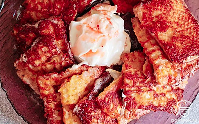 Подавайте закуску горячей, со сметаной, украсив кетчупом.