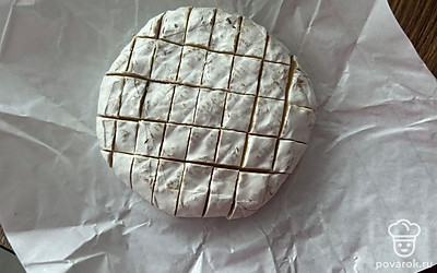 На камамбере сделайте надрезы.