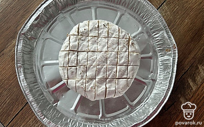 Камамбер выложите в форму для запекания.