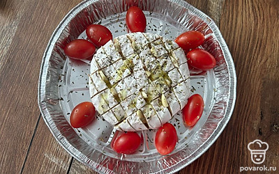 Сбрызните оливковым маслом и посыпьте итальянскими травами. Отправьте в разогретую до 180 градусов духовку на 7 минут.