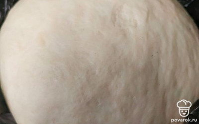 Смешиваем все ингредиенты. Просеиваем муку и добавляем в чашу, замешиваем мягкое тесто.