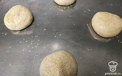 Булочки выкладываем на лист, смазываем льезоном, посыпаем кунжутом и оставляем еще на 30 минут.