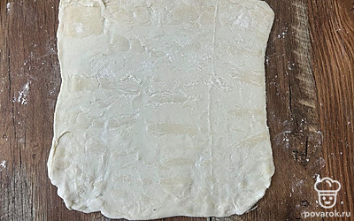 Тесто присыпьте мукой и раскатайте.
