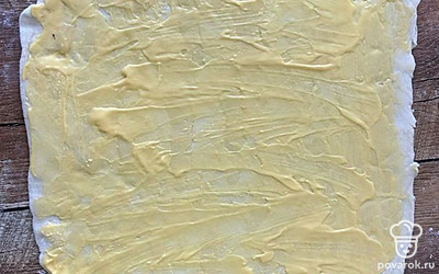 Смажьте сырным соусом.