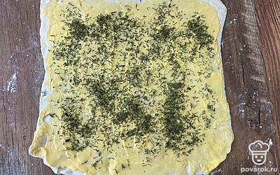 Посыпьте укропом.