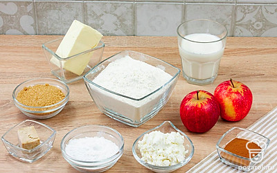 Помойте и очистите яблоки от кожуры и семечек. Растопите сливочное масло. Подготовьте остальные ингредиенты. Разогрейте духовку до 180°С.