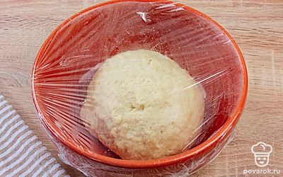 Подогрейте молоко до теплого состояния и влейте в большую глубокую миску. Раскрошите руками свежие дрожжи и добавьте в теплое молоко. Всыпьте 3 столовые ложки сахара и перемешайте. Оставьте дрожжевую смесь на 10-15 минут. За это время она должна немного подойти и покрыться пузырями. Добавьте в дрожжевую смесь растопленное сливочное масло и просеянную муку. Замесите эластичное тесто, сформируйте из него шар и выложите в миску. Накройте тесто пищевой пленкой и оставьте подходить на 1 час.