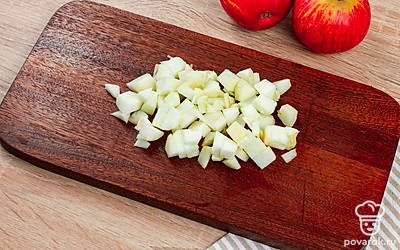 Очищенные яблоки нарежьте небольшими кубиками размером 5-7 мм.