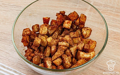 Выложите яблоки в небольшую миску. Добавьте 3 столовые ложки тростникового сахара и 2 столовые ложки молотой корицы. Перемешайте. Начинка готова.