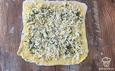 Сыр натрите на терке, посыпьте им тесто.