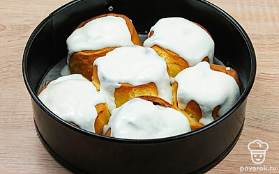 Готовые синнабоны немного остудите и полейте сырной глазурью.