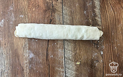 Сверните все в рулетик и защипните края.