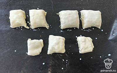 Противень застелите ковриком для выпечки. Смажьте яйцом и отправьте в разогретую до 180 градусов духовку на 25-30 минут.