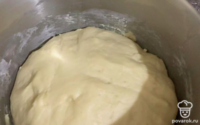 В большую миску просейте муку, добавьте сахар и соль. Перемешайте. В центре сделайте углубление. Добавьте яйца, готовые активные дрожжи (над молоком с дрожжами должна образоваться «шапка») и растопленное масло (80 г). С помощью лопатки все перемешайте. Затем вымешивайте тесто руками до момента, пока оно не станет немного отставать от рук и стенок миски, но будет липким. Далее соберите тесто в шар, положите в миску и накройте влажным полотенцем. Уберите в теплое место на 1,5 часа.