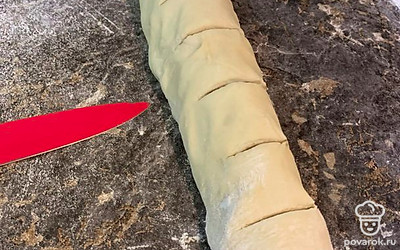 Смешайте корицу с коричневым сахаром. Равномерно посыпьте смесью тесто и распределите по всей площади, кроме чистого края. Скрутите в рулет. Чистый край промокните слегка влажными руками и склейте. Переверните склеенной стороной вниз и сделайте 12 надрезов, потом разрежьте острым ножом.