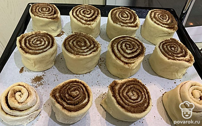 Выложите булочки в форму, застеленную пергаментом, на небольшом расстоянии друг от друга. Укройте влажным полотенцем и оставьте для увеличения в объеме еще на 30 минут. Включите духовку разогреваться до 180 °С.