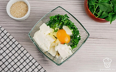 Шпинат мелко порежьте, добавьте в него мягкий сыр и одно яйцо. Все хорошо перемешайте. Начинка готова.