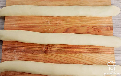 Хорошо скрепите края каждой колбаски и немного прокатайте ее.