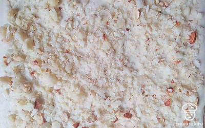 Раскатайте хорошо тесто. Смешайте орехи и сыр и нанесите в одинаковом количестве на всю площадь раскатанного теста.