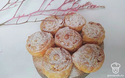 Готовые булочки посыпьте сахарной пудрой. При желании добавьте варенье из ягод или мед. Подать их можно с чашкой ароматного кофе или чая.