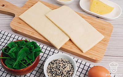 Слоеное тесто разморозьте, шпинат промойте под проточной водой. Духовой шкаф разогрейте до 220 градусов. Выложите все ингредиенты на стол для удобства приготовления.