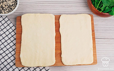 Раскатайте слоеное тесто, увеличив его в 2 раза в размере. Разрежьте тесто на 8 частей.