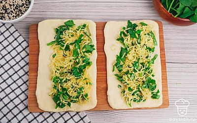 Выложите на каждую часть теста начинку ровным слоем.