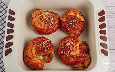 Выпекайте улиток в разогретой до 220 градусов духовке в течение 15-20 минут.