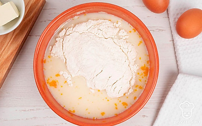 Налейте в миску теплое молоко и добавьте к нему 100 грамм сахара. Тщательно перемешайте. Добавьте дрожжи и яйца. Тщательно перемешайте. В процессе перемешивания постепенно добавляйте муку и половину сливочного масла.