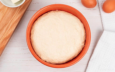 Сформируйте из теста шар, положите его в глубокую посуду и уберите в теплое место на 1,5-2 часа (тесто должно увеличиться в объеме в 2-3 раза).