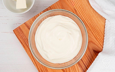 В отдельной емкости смешайте сливочный сыр, теплое молоко и сахарную пудру. Перемешайте. Добавьте сушеную клюкву. Взбейте миксером.