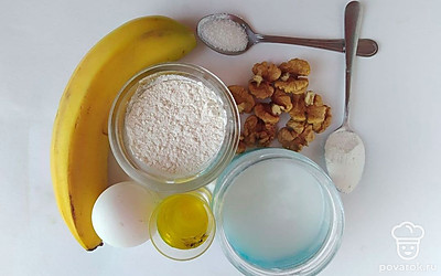 Очистите банан от кожуры и нарежьте его кусочками. Подготовьте формочки для будущих булочек. Миндальное масло заранее выньте из холодильника.