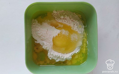 Смешайте в подготовленной емкости рисовую муку с яйцом, ванильным сахаром, маслом миндаля и разрыхлителем. Смажьте формочки маслом кокоса, на дно выложите кусочки банана.