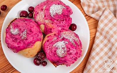 Блюдо готово! Подавайте на стол горячими, пока тесто еще пышное. Вы можете украсить тарелку спелыми ягодами. Так же посыпьте синнабоны сахарной пудрой. Приятного аппетита!