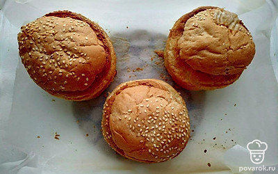 Фаршированные булочки переложите на противень и поместите в разогретую до180°С духовку, запекайте при этой температуре в течение 15 минут.