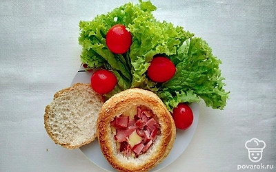 Подавайте булочки, фаршированные ветчиной сразу после приготовления, как горячую закуску или основное блюдо. При порционной подаче выложите на лист свежего салата, украсьте помидорами черри.