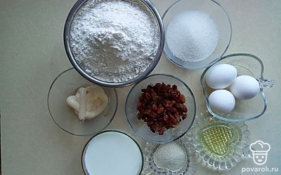 Подержите все продукты из холодильника при комнатной температуре. Муку просейте. Изюм помойте и обсушите.