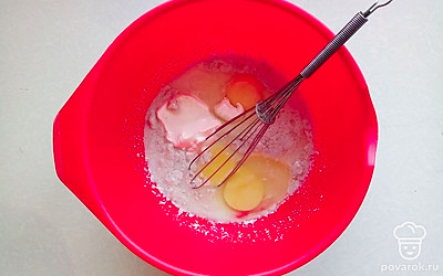 Нагрейте молоко и распустите в нем дрожжи, затем добавьте сахар, яйца, майонез и частями муку, и размешивая венчиком. Полученное тесто переложите в смазанную миску и оставьте в теплом месте на 60 минут.