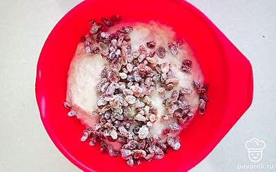 Всыпьте изюм, обомните. Разделайте тесто по размеру булочек и смазанными маслом руками сформируйте из них шарики. Дайте им подойти в течение 25 минут.