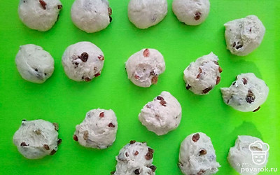 Перед выпечкой взбейте яйцо с двумя столовыми ложками молока и смажьте булочки. Отправьте их выпекаться на 20 минут в разогретую до 190 градусов духовку.