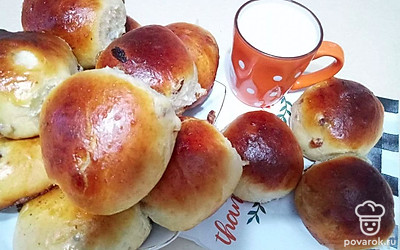 Подайте к булочкам чай, кофе или молоко. Нанесите на них шоколадный рисунок. Подайте джем или варенье.